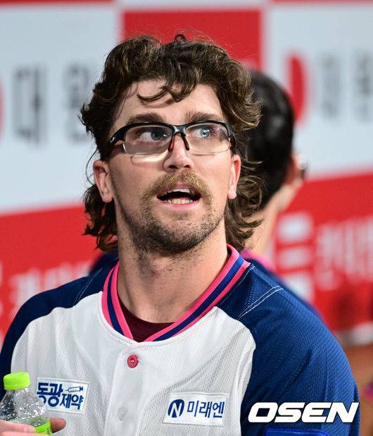 [OSEN=고척, 최규한 기자] 5일 서울 고척스카이돔에서 ‘2025 신한 SOL Bank KBO리그’ 키움 히어로즈와 한화 이글스의 경기가 열렸다.홈팀 키움은 라클란 웰스, 방문팀 한화는 류현진을 선발로 내세웠다. 1회초 한화 공격을 삼자범퇴로 막아낸 키움 선발 웰스가 더그아웃에서 전광판을 바라보고 있다. 2025.07.05 / dreamer@osen.co.kr