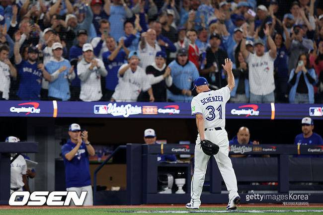 [사진] 토론토 맥스 슈어저가 월드시리즈 7차전에서 5회 교체되며 팬들의 환호에 답하고 있다. ⓒGettyimages(무단전재 및 재배포 금지)
