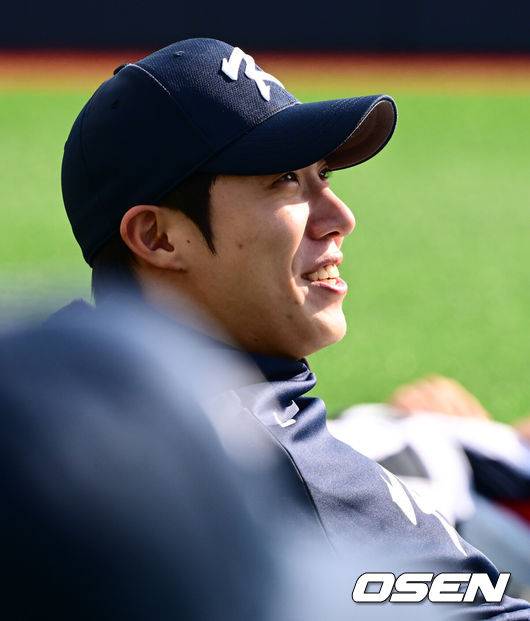 [OSEN=고양, 지형준 기자] 류지현 감독이 이끄는 야구대표팀이 2일 고양국가대표야구훈련장에서 소집, 첫 훈련을 진행했다.대표팀은 2일과 3일 고양국가대표야구훈련장에서 훈련을 진행하며, 4일부터는 서울 고척스카이돔으로 장소를 옮겨 12일 출국 전까지 훈련한다. 2025 NAVER K-BASEBALL SERIES는 오는 8일과 9일 고척스카이돔에서 열리는 체코 대표팀과의 2경기로 시작되며 15일과 16일 양일에 걸쳐 도쿄돔에서 일본 대표팀과의 2경기가 예정되어 있다.  야구대표팀 원태인이 훈련을 하며 미소짓고 있다. 2025.11.02 /jpnews@osen.co.kr