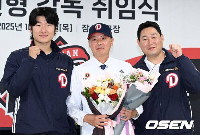 [OSEN=잠실, 이대선 기자] 23일 오후 서울 잠실야구장에서 두산 베어스 김원형 감독 취임식이 열렸다.계약 규모는 2+1년 최대 20억 원(계약금 5억, 연봉 각 5억 원)이다.김 감독은 23일 취임식을 거쳐 29일부터 진행되는 일본 미야자키 마무리캠프로 향해 2025시즌을 복기하고 2026시즌 팀을 한 단계 업그레이드 시킬 수 있는 옥석가리기에 나설 예정이다.두산 곽빈, 김원형 감독, 양의지가 기념촬영을 하고 있다. 2025.10.23 /sunday@osen.co.kr