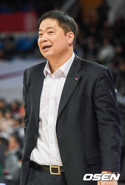 [OSEN=잠실학생체,박준형 기자] 19일 오후 서울 잠실학생체육관에서 2019-2020 프로농구 서울 SK와 창원 LG의 경기가 진행됐다.2쿼터 LG 현주엽 감독이 미소 짓고 있다. /  soul1014@osen.co.kr