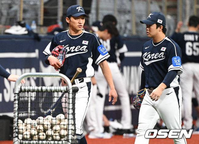 [OSEN=고척, 조은정 기자]류지현 감독이 이끄는 야구 대표팀이 5일 고척스카이돔에서 훈련을 진행했다.대표팀은 오는 8일과 9일 고척스카이돔에서 열리는 2025 K-베이스볼 시리즈 체코 대표팀과의 2경기를 시작으로 15일과 16일 양일에 걸쳐 도쿄돔에서 일본 대표팀과 2경기를 치른다. 야구대표팀 박해민, 문현빈이 훈련을 위해 이동하고 있다. 2025.11.05 /cej@osen.co.kr