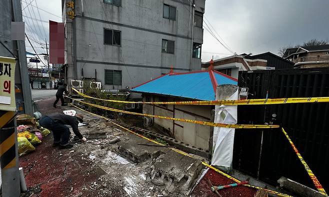 지난 4월 충북 충주시 문화동 한 빈집 담장이 무너져 안전선 밖 인도를 덮치고 있다. 충주시 제공