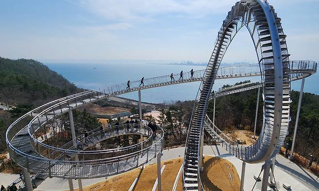 포항시와 함께 성장한 포스코가 자신들이 생산하는 철강재로 만든 스페이스 워크는 도시의 정체성을 드러내는 바다, 도시, 제철소의 풍경을 보여준다.