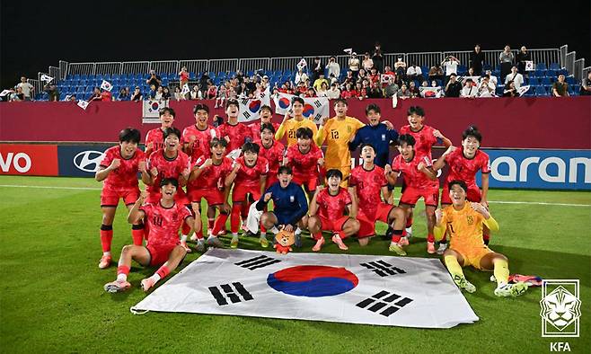 U-17 축구대표팀이 지난 10일(한국시간) 카타르 도하의 어스파이어존에서 열린 2025 국제축구연맹(FIFA) U-17 월드컵 조별리그 F조 3차전 코트디부아르와의 경기에서 3-1로 이긴 뒤 기념촬영하고 있다. 대한축구협회 제공