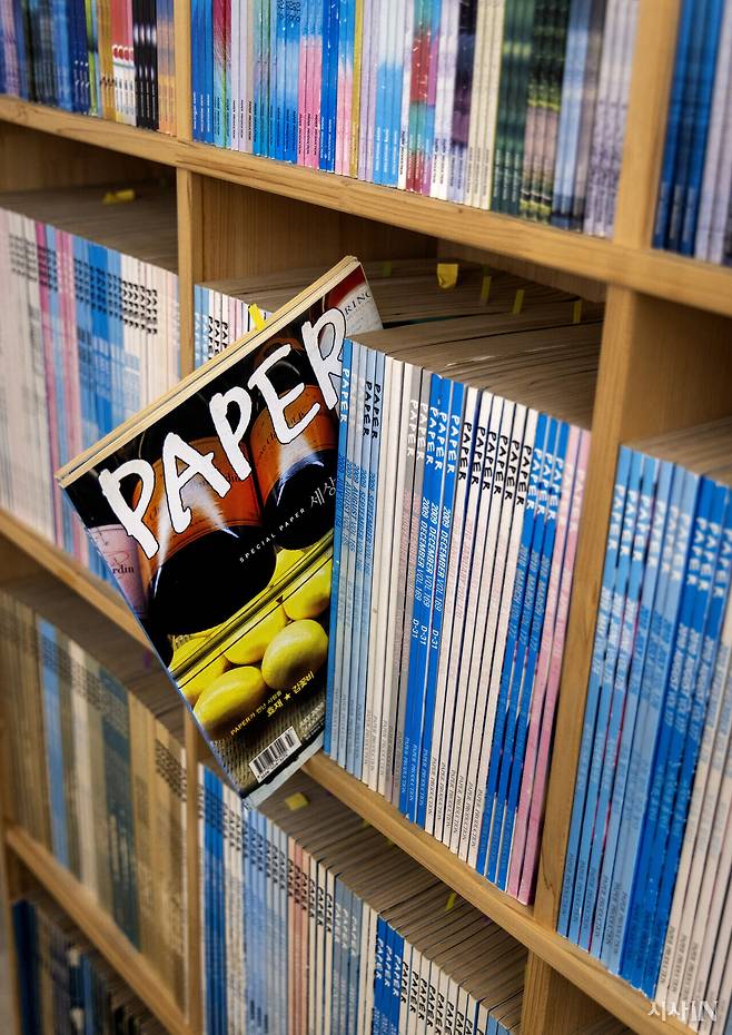 서울 서대문구에 위치한 <PAPER> 편집국 책장에는 1995년 나온 창간호부터 최신 호까지의 <PAPER> 약 300권이 모두 꽂혀 있다. ⓒ시사IN 조남진