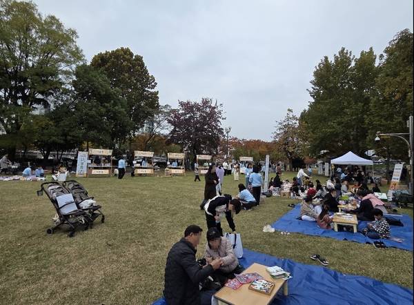 경산시가 남천 둔치 야외공연장에서 K보듬 6000 어린이집과 '아나바다 나눔축제'를 열고 있다. &copy;경산시