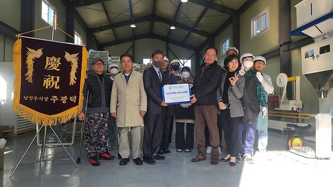 김남국 남양주시북부장애인복지관장(앞줄 왼쪽에서 3번째), 김동혁 (주)다솔원 대표(왼쪽 네번째) 등 참석자들이 지난 7일 '2025년 장애인 고용 우수사업체' 현판식을 마친 뒤 기념 촬영을 하고 있다. ⓒ최화철 기자