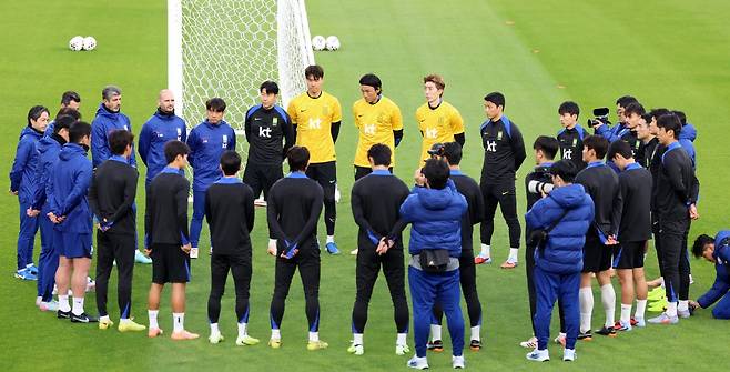 축구국가대표팀 선수들이 11일 충남 천안 대한민국축구종합센터 메인스타디움에서 열린 11월 대표팀 소집 훈련을 앞두고 있다. 팬들에게 처음으로 센터를 선보이는 오픈트레이닝을 겸해 열린 까닭에 뜨거운 분위기 속에 막을 내렸다. 천안│뉴시스
