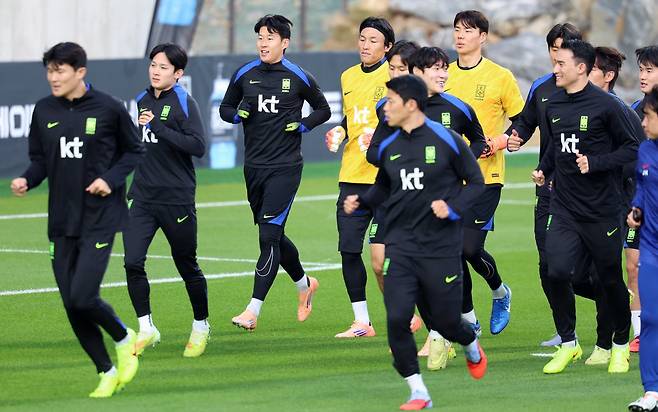 김민재와 손흥민, 황희찬 등 축구대표팀 선수들이 11일 충남 천안 대한민국축구종합센터에서 진행된 오픈 트레이닝에서 가벼운 러닝으로 몸을 풀고 있다. 천안｜뉴시스