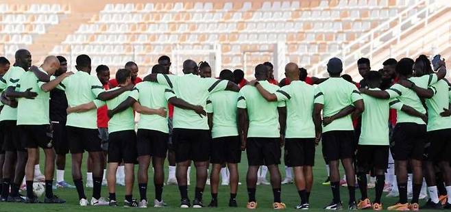 가나 대표팀 선수들은 14일 일본, 18일 한국과 원정 친선전을 치른다. 일본전을 대비한 훈련 도중 한데 모인 가나 선수들. 사진출처｜가나축구협회 홈페이지