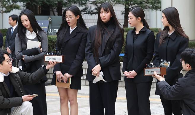 완전체로서 뉴진스의 복귀를 가늠할 수 있는 날이 ‘하루’남았다. 뉴진스 멤버 혜인과 해린(왼쪽에서 2·3번째)이 12일 소속사 어도어로 복귀를 전격 선언한 가운데, 다른 세 멤버들의 거취에 세간의 이목이 집중되게 됐다. 13일은 어도어의 ‘승소’로 판가름난 뉴진스 멤버 5인 상대 전속계약 유효 확인의 소 1심 판결에 대한 항소 마감일이다. 사진|뉴시스