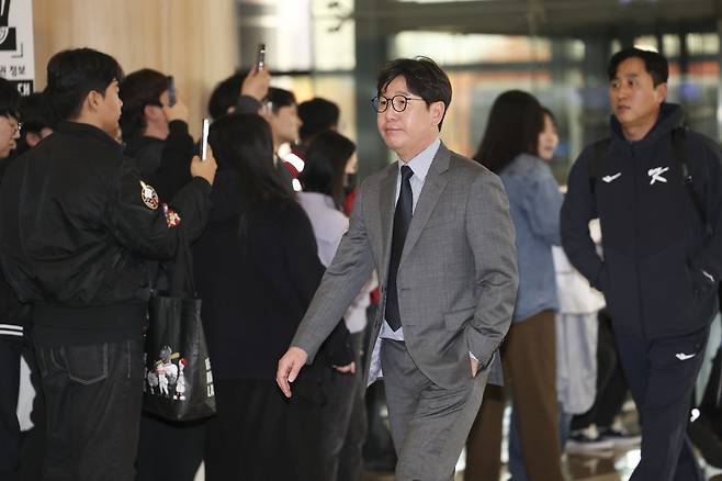 류지현 한국야구대표팀 감독(가운데)은 12일 김포국제공항에서 ‘K-베이스볼 시리즈’가 열릴 일본 도쿄로 출국했다. 그는 출국 전 15, 16일에 열릴 한일전의 필승 각오를 전했다. 김포국제공항｜뉴시스
