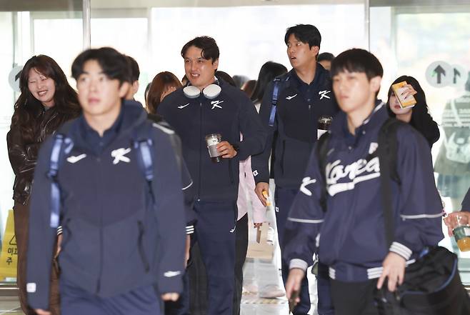 한국야구대표팀은 12일 김포국제공항에서 ‘K-베이스볼 시리즈’가 열릴 일본 도쿄로 출국했다. 그는 출국 전 15, 16일에 열릴 한일전의 필승 각오를 전했다. 김포국제공항｜뉴시스