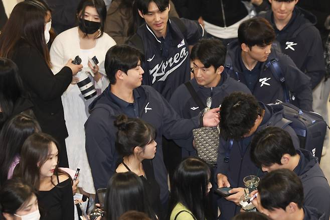 한국야구대표팀은 12일 김포국제공항에서 ‘K-베이스볼 시리즈’가 열릴 일본 도쿄로 출국했다. 그는 출국 전 15, 16일에 열릴 한일전의 필승 각오를 전했다. 김포국제공항｜뉴시스