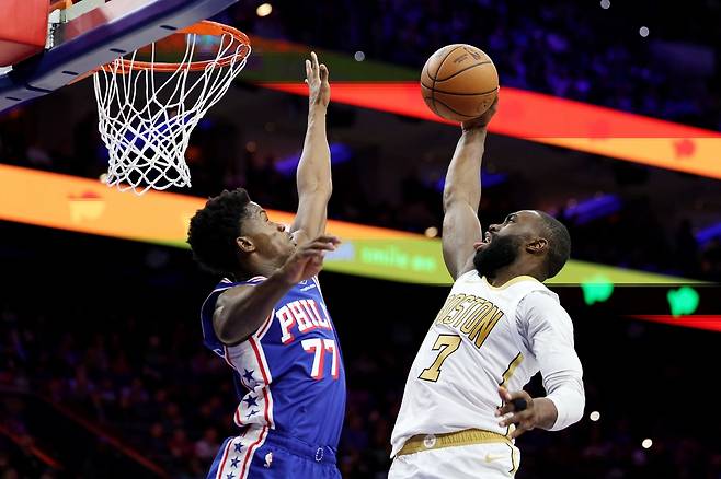 덩크슛을 시도하는 제일런 브라운(오른쪽).   필라델피아 | AFP연합뉴스