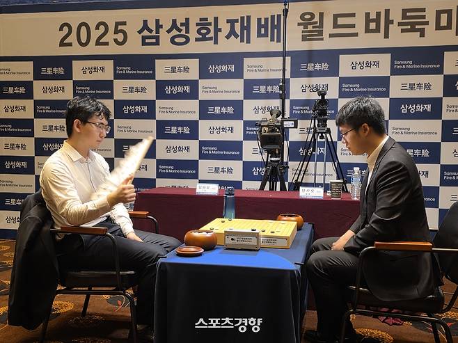 딩하오 9단(왼쪽)이 12일 제주 서귀포의 휘닉스 아일랜드에서 열린 2025 삼성화재배 월드바둑마스터스 8강에서 탄샤오 9단과 대국하고 있다. 서귀포 | 윤은용 기자