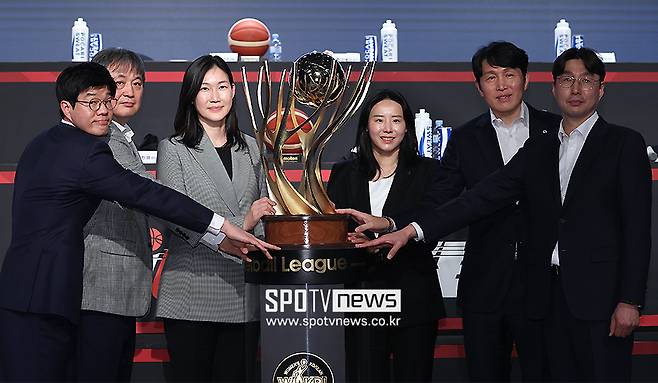 ▲ 삼성생명 하상윤 감독 하나은행 이상범 감독 BNK썸 박정은 감독 신한은행 최윤아 감독 우리은행 위성우 감독 KB스타즈 김완수 감독 ⓒ곽혜미 기자