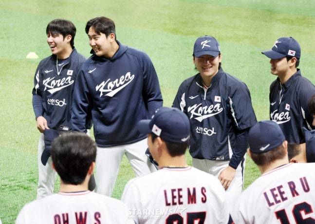 왼태인(왼쪽)이 11일 훈련 도중 활짝 웃고 있다. /사진=강영조 선임기자