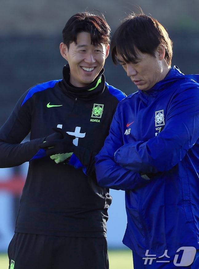 대한민국 축구 국가대표팀 홍명보 감독과 손흥민이 10일 충남 천안시 서북구 대한민국축구종합센터 하이브리드잔디 훈련장에서 훈련에 앞서 대화를 나누고 있다. /사진=뉴스1