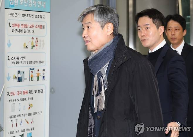 법원 구속영장심사 출석하는 조태용 전 국정원장 (서울=연합뉴스) 이동해 기자 = 국가정보원법 위반, 직무유기, 위증 등의 혐의를 받는 조태용 전 국가정보원장이 11일 구속 전 피의자 심문(영장실질심사)을 받기 위해 서울 서초구 서울중앙지방법원에 들어서고 있다. 2025.11.11 eastsea@yna.co.kr