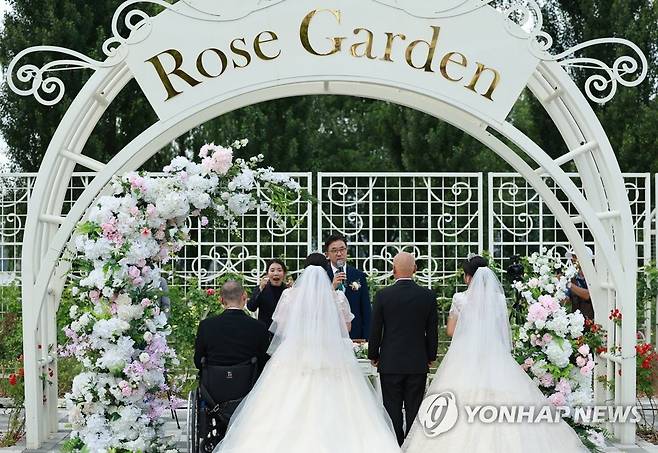 부부로 시작 [연합뉴스 자료사진]