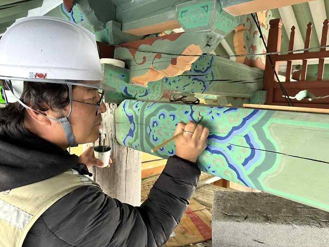 전통 단청에 동록 안료를 적용하는 모습 [국립문화유산연구원 제공. 재판매 및 DB 금지]