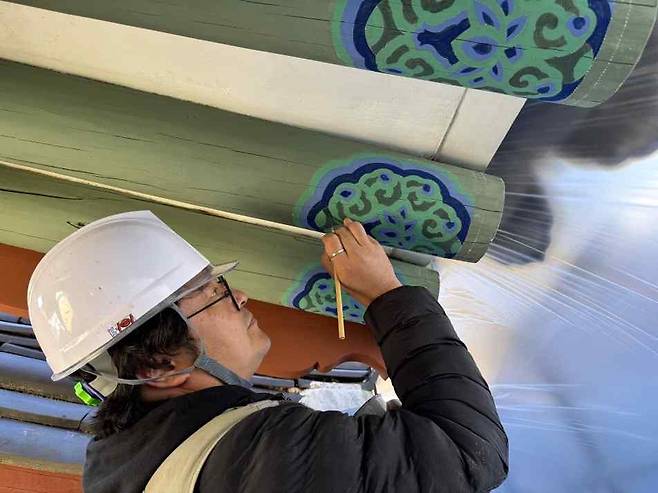 전통 단청에 동록 안료를 적용하는 모습 [국립문화유산연구원 제공. 재판매 및 DB 금지]