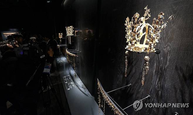 경주박물관에 모인 신라 금관 (경주=연합뉴스) 윤관식 기자 = 27일 국립경주박물관에서 열린 아시아태평양경제협력체(APEC) 정상회의·박물관 개관 80주년 기념 특별전 '신라 금관, 권력과 위신' 언론 공개회에서 신라 금관이 공개되고 있다. 2025.10.27 psik@yna.co.kr