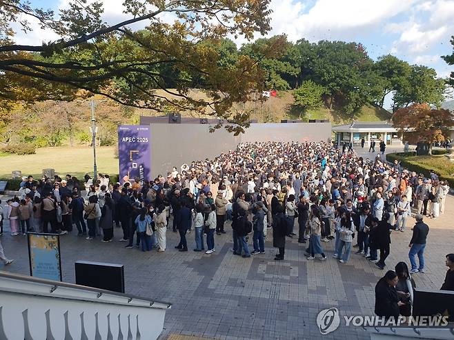 '신라금관 보러 왔어요' (서울=연합뉴스) 국내에서 발견된 신라금관 6점을 모두 모은 특별전 '신라금관, 권력과 위신' 일반 관람이 시작된 2일 국립경주박물관에 관람객들이 대기하고 있다. 
    이번 전시는 1921년 금관총 발굴 이후 약 104년 만에 처음으로 신라금관 6점을 모두 모았다. 2025.11.2 [국립경주박물관 제공. 재판매 및 DB 금지] photo@yna.co.kr