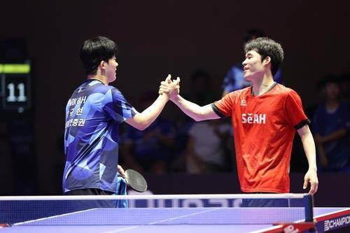 프로탁구리그 시리즈2 우승을 차지한 장우진(오른쪽)과 준우승자 박규현 [한국프로탁구연맹 제공. 재판매 및 DB 금지]