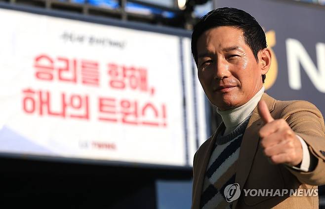 통합우승 이끈 LG트윈스 염경엽 감독 (서울=연합뉴스) 최재구 기자 = LG 트윈스를 두 차례 통합우승으로 이끈 사령탑 염경엽 감독이 12일 서울 잠실야구장에서 연합뉴스와 인터뷰에 앞서 사진 포즈를 취하고 있다. 2025.11.12 jjaeck9@yna.co.kr