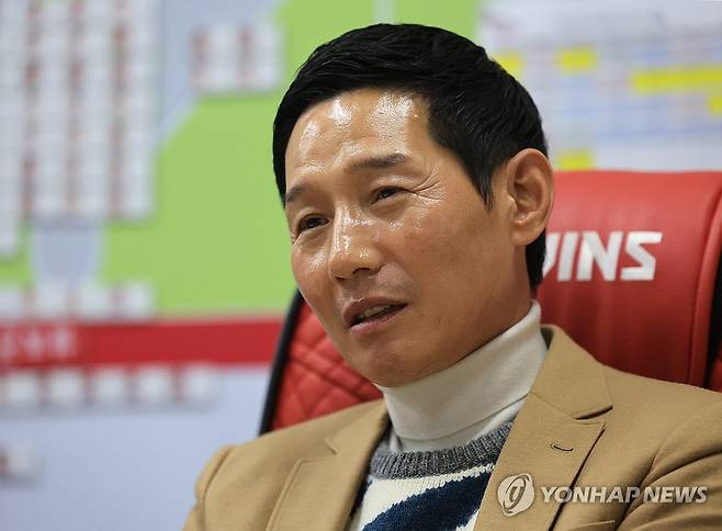 인터뷰하는 LG트윈스 염경엽 감독 (서울=연합뉴스) 최재구 기자 = LG 트윈스를 두 차례 통합우승으로 이끈 사령탑 염경엽 감독이 12일 서울 잠실야구장 감독실에서 연합뉴스와 인터뷰하고 있다. 2025.11.12 jjaeck9@yna.co.kr