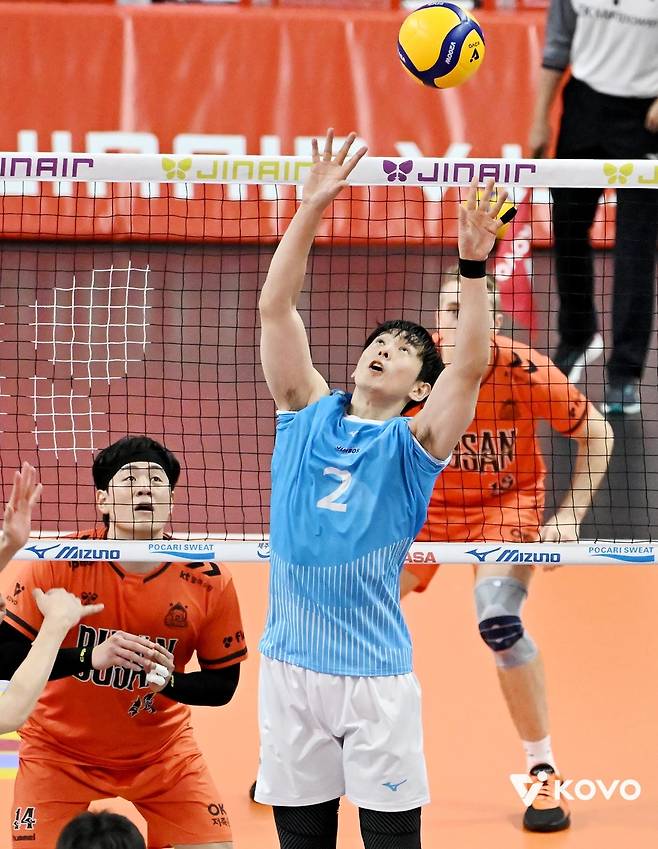 토스하는 대한항공의 세터 한선수(앞) [한국배구연맹 제공. 재판매 및 DB 금지]