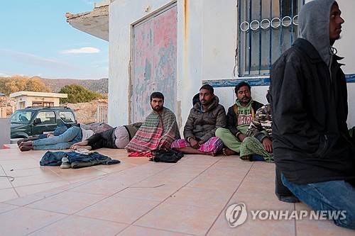 그리스 크레타 섬에 도착한 난민들 [AP 연합뉴스 자료사진 재판매 및 DB 금지]