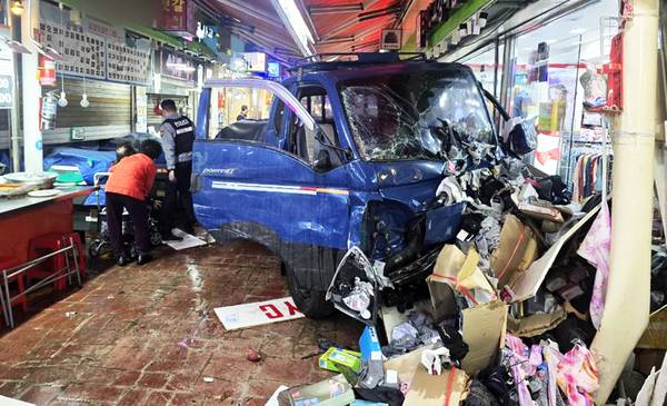 13일 오전 10시 55분께 부천시 원종동 제일시장에서 트럭이 인도로 돌진해 2명이 숨지고 18명이 다치는 사고가 발생했다. 사진은 사고 현장. 2025.11.13 /부천소방서 제공