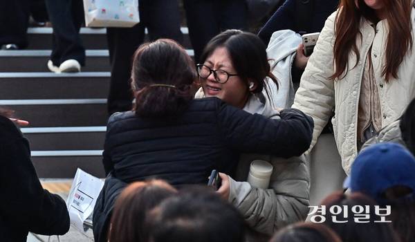 2026년도 대학수학능력시험일인 13일 오후 인천시 중구 인일여고 고사장에서 시험을 마친 수험생이 가족품에 안기고 있다. 2025.11.13 /조재현기자 jhc@kyeongin.com