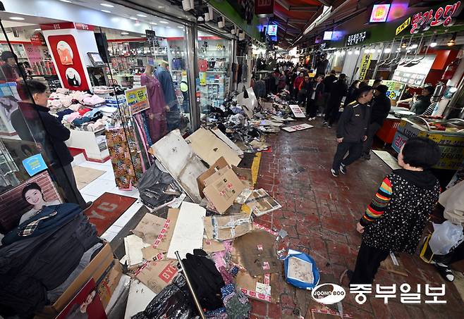 13일 오후 부천시 오정구 부천제일시장에서 A씨가 몰던 1톤 트럭이 시장내부로 돌진하는 사고가 발생한 가운데 사고 현장이 처참한 모습을 보이고 있다. 이 사고로 인해 심정지 2명, 9명 중상 등 20여명의 사상자가 발생했다. 김경민기자