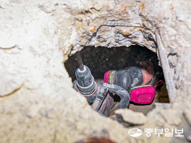 13일 오후 용인시 경기소방학교 붕괴사고훈련장에서 진행된 천공파괴 훈련에 참가한 소방관계자가 콘크리트 천장을 뚫고 있다. 임채운기자