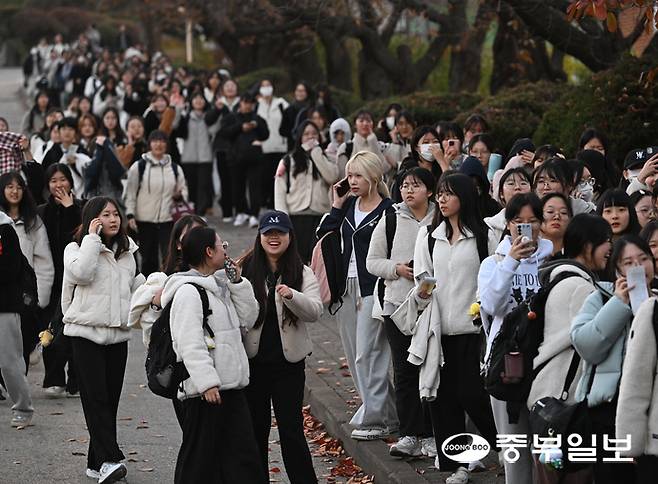 2026학년도 대학수학능력시험이 치뤄진 13일 오후 수원시 팔달구 영복여자고등학교 정문에서 수능을 마친 수험생들이 밝은 표정으로 시험장을 나서고 있다. 임채운기자