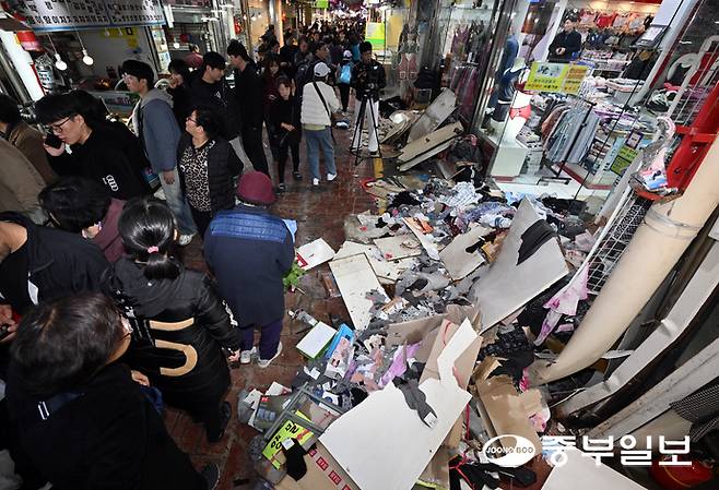 13일 오후 부천시 오정구 부천제일시장에서 A씨가 몰던 1톤 트럭이 시장내부로 돌진하는 사고가 발생한 가운데 사고 현장이 처참한 모습을 보이고 있다. 이 사고로 인해 심정지 2명, 9명 중상 등 20여명의 사상자가 발생했다. 김경민기자