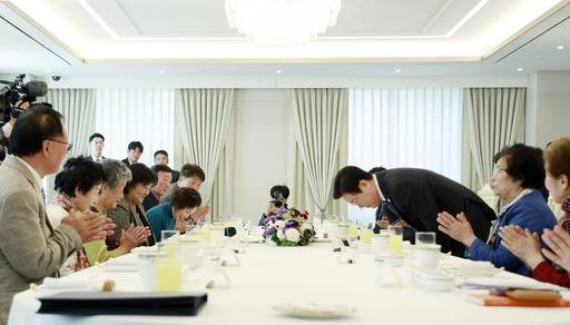 이재명 대통령이 13일 용산 대통령실에서 열린 민주화실천가족운동협의회 초청 오찬 간담회에서 참석자들에게 인사하고 있다. [대통령실통신사진기자단]