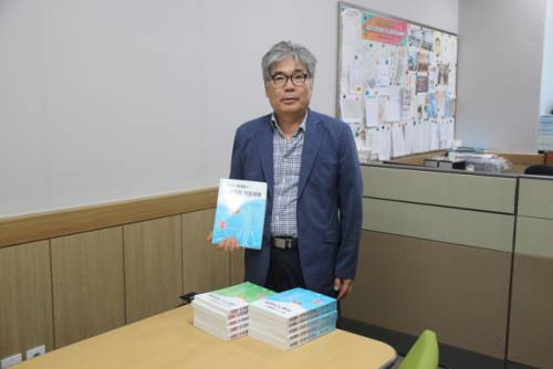 ◇나승권(사진) 한국폴리텍대 원주 캠퍼스 교수가 국내 최초 2024년 시험 기준에 맞춘 의공 관련 문제집 12권을 출간했다.