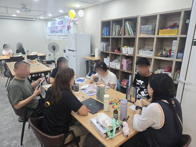 지난 9월 19일 찾은 대구 한 주간활동센터. 발달장애인들이 그림을 그리고 예체능 활동을 하는 모습. 대구시장애인권익협회 제공