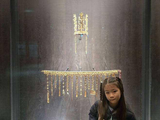 대전에서 온 어린이가 찬란한 신라 금관총 금관을 배경으로 추억을 남기고 있다. /황성호 기자