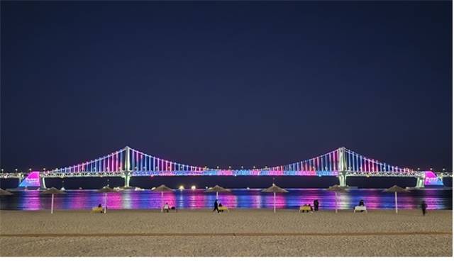 개선사업을 마치고 새 조명을 밝힌 광안대교의 야경. 부산시 제공