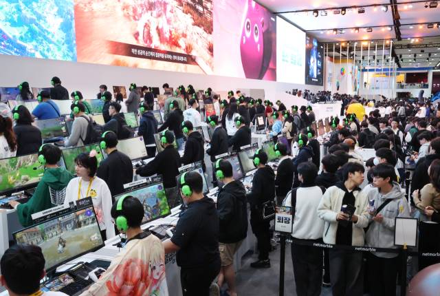 글로벌 게임전시회 ‘지스타 2025’가 개막한 13일 부산 해운대구 벡스코 제1전시장이 관람객들로 붐비고 있다. 16일까지 열리는 이번 행사에는 44개국 1273개 게임사가 참가해 게임전시회와 비즈니스 상담, 국제게임콘퍼런스, 인디게임 시사회 등을 진행한다. 정종회 기자 jjh@