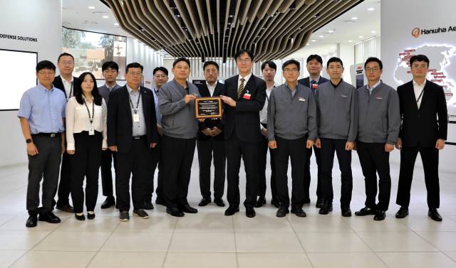 한화에어로스페이스 안홍규 임원과 정상욱 CMMI High Maturity 선임심사원(ITQC 대표)이 인증 후 기념촬영을 하고 있다./한화에어로/