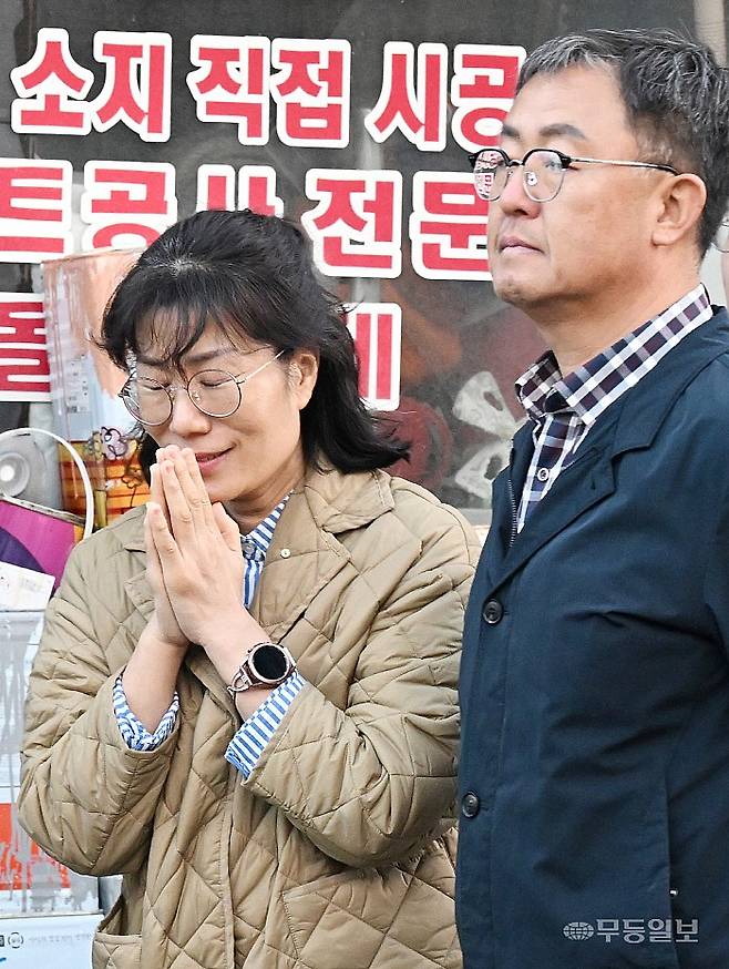 2026학년도 대학수학능력시험일인 13일 한 수험생 부모가 광주광역시교육청 제26지구 제21시험장(광주서석고)에서 아들을 위해 기도를 하고 있다.
양광삼기자 ygs02@mdilbo.com