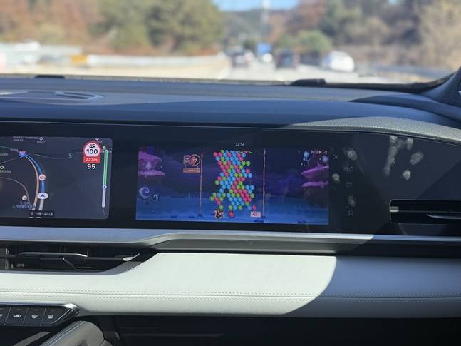 조수석에서는 주행 중 'R:아케이드 게임'도 즐길 수 있다./사진=백유진 기자 byj@